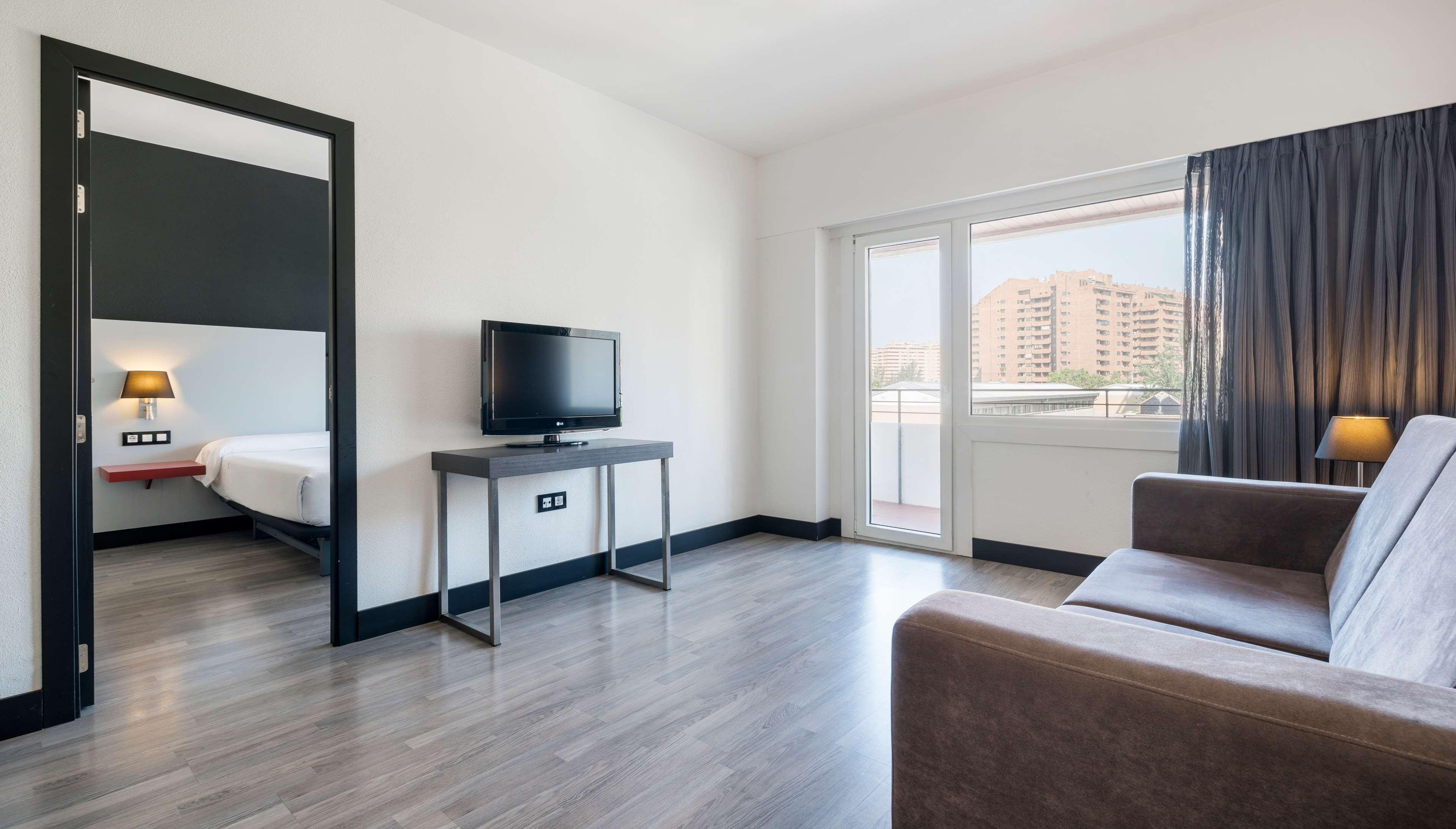 Ilunion Romareda Hotel Сарагоса Екстериор снимка