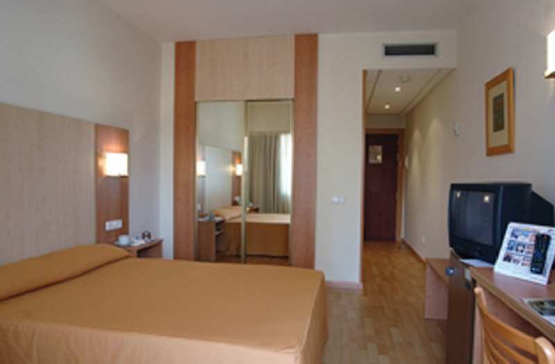 Ilunion Romareda Hotel Сарагоса Стая снимка